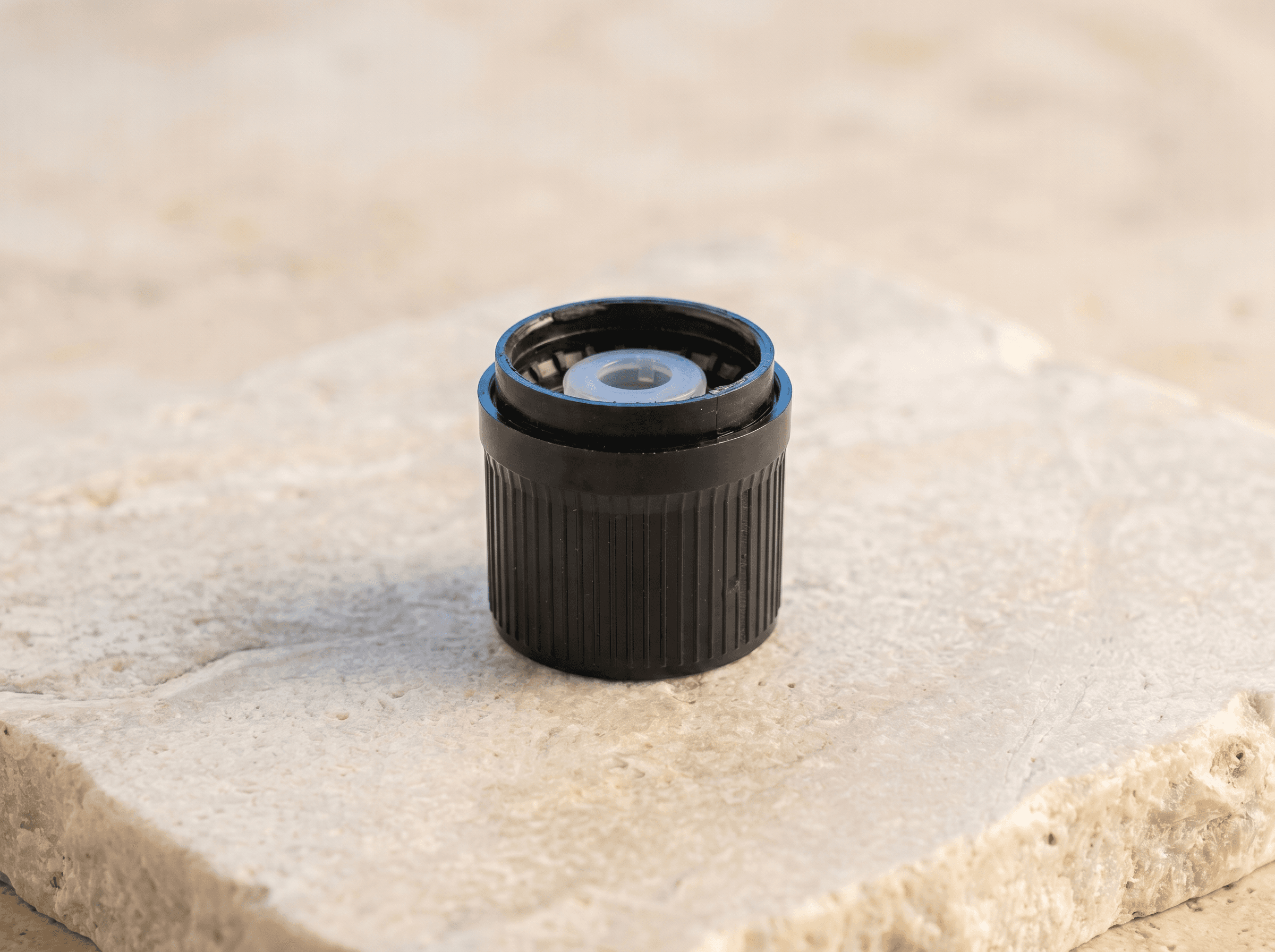 Black 22 mm CR cap, Black, bought together with glass tubes ML-GPR-22x120mm Front three-quarter hero white scenery product image